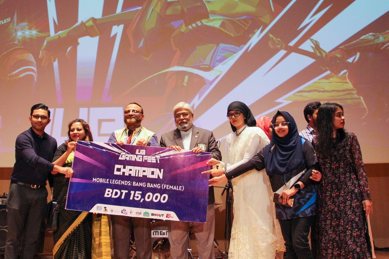 Kazi Fabiha Golam Liya’s team receiving the IUB Gaming Fest women’s champion award